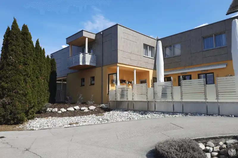 Das einstöckige Hotel Rösch in der Außenansicht von Osten